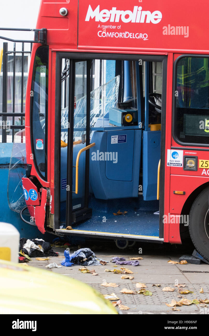 Ladbroke Grove, London, 17. November 2016. Ein Doppeldecker-Bus stürzt in Kensal House am Ladbroke Grove fordert eine große Antwort den Notdienst unter anderem die Air Ambulance. Nach Detective Chief Superintendent Ellie O'Connor traf Polizei Kensington und Chelsea wurden 14 Personen einschließlich des Fahrers verletzt, mit keiner Aufrechterhaltung lebensbedrohlichen oder lebensverändernden Verletzungen. Kredit-Polizisten würde nicht auf die Ursache des Unfalls, zu spekulieren: Paul Davey/Alamy Live News Stockfoto