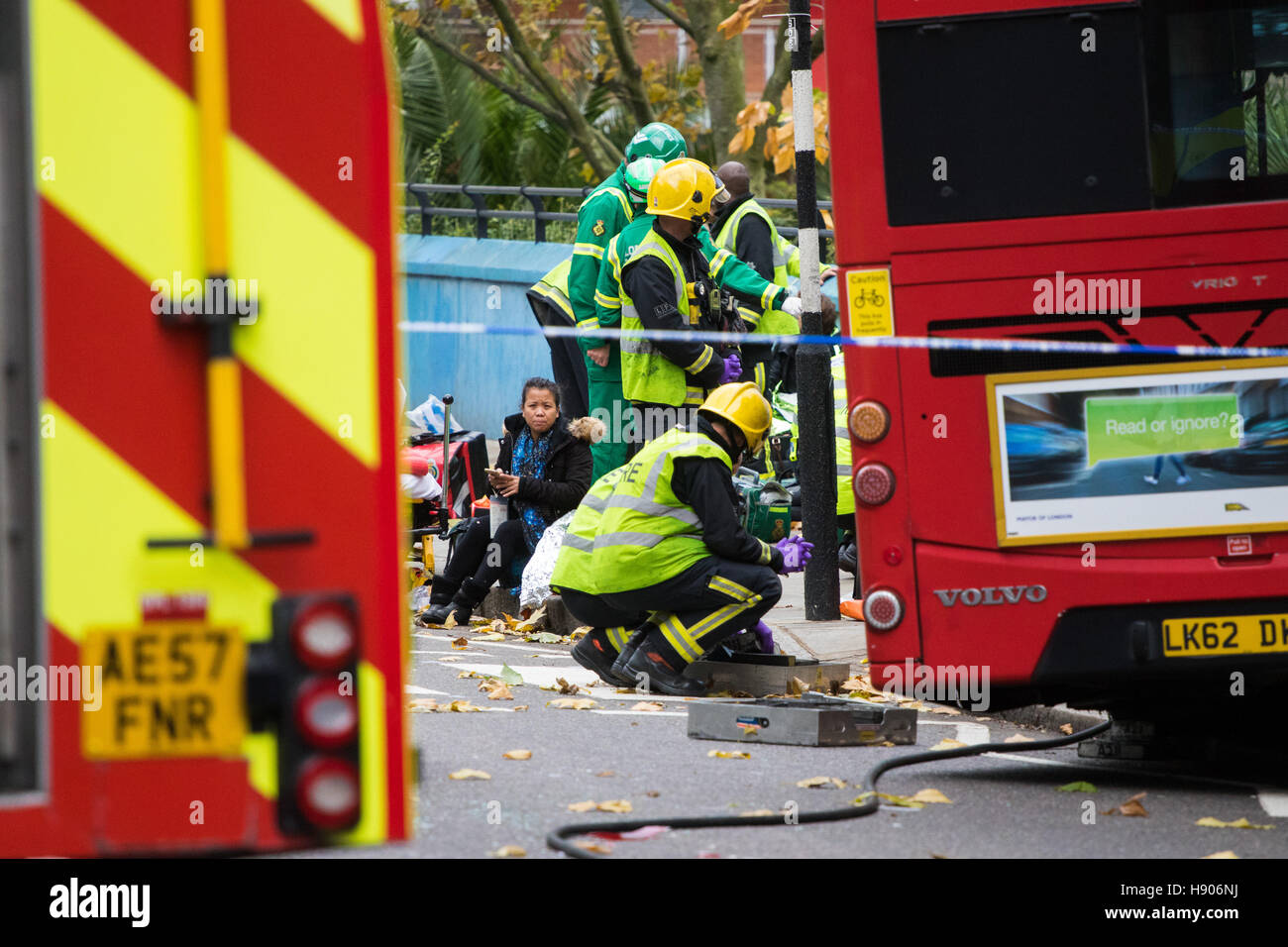 Ladbroke Grove, London, 17. November 2016. Ein Doppeldecker-Bus stürzt in Kensal House am Ladbroke Grove fordert eine große Antwort den Notdienst unter anderem die Air Ambulance. Nach Detective Chief Superintendent Ellie O'Connor traf Polizei Kensington und Chelsea wurden 14 Personen einschließlich des Fahrers verletzt, mit keiner Aufrechterhaltung lebensbedrohlichen oder lebensverändernden Verletzungen. Kredit-Polizisten würde nicht auf die Ursache des Unfalls, zu spekulieren: Paul Davey/Alamy Live News Stockfoto