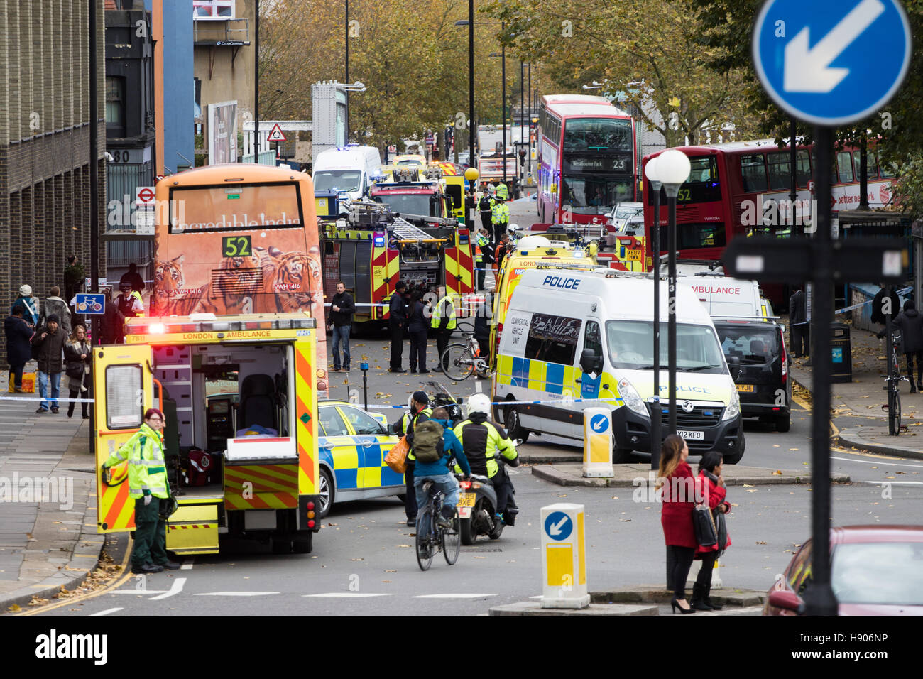Ladbroke Grove, London, 17. November 2016. Ein Doppeldecker-Bus stürzt in Kensal House am Ladbroke Grove fordert eine große Antwort den Notdienst unter anderem die Air Ambulance. Nach Detective Chief Superintendent Ellie O'Connor traf Polizei Kensington und Chelsea wurden 14 Personen einschließlich des Fahrers verletzt, mit keiner Aufrechterhaltung lebensbedrohlichen oder lebensverändernden Verletzungen. Kredit-Polizisten würde nicht auf die Ursache des Unfalls, zu spekulieren: Paul Davey/Alamy Live News Stockfoto