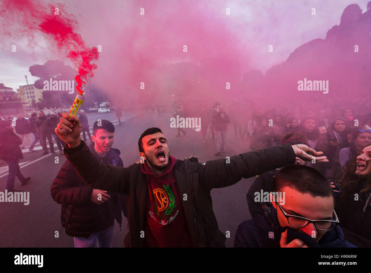 Rom, Italien. 17. November 2016. Tausende von Studenten zu ergreifen, um die Straßen, um das International Students Protest gegen Premierminister Matteo Renzi anlässlich der 'guten Schule' Bildungsreform und um zu Fragen, Richtlinien für das Recht auf Bildung zur Erreichung kostenlose Bildung In Rom, Italien. International Students' Day ist eine internationale Beachtung der Studentenschaft, jährlich am 17. November statt. Ursprünglich zum Gedenken an die Nazi-deutschen Erstürmung der tschechischen Hochschulen im Jahr 1939 und die anschließende Tötung und Versenden von Studenten in die Konzentrationslager. Bildnachweis: Giuseppe Ciccia/Alamy Live Stockfoto