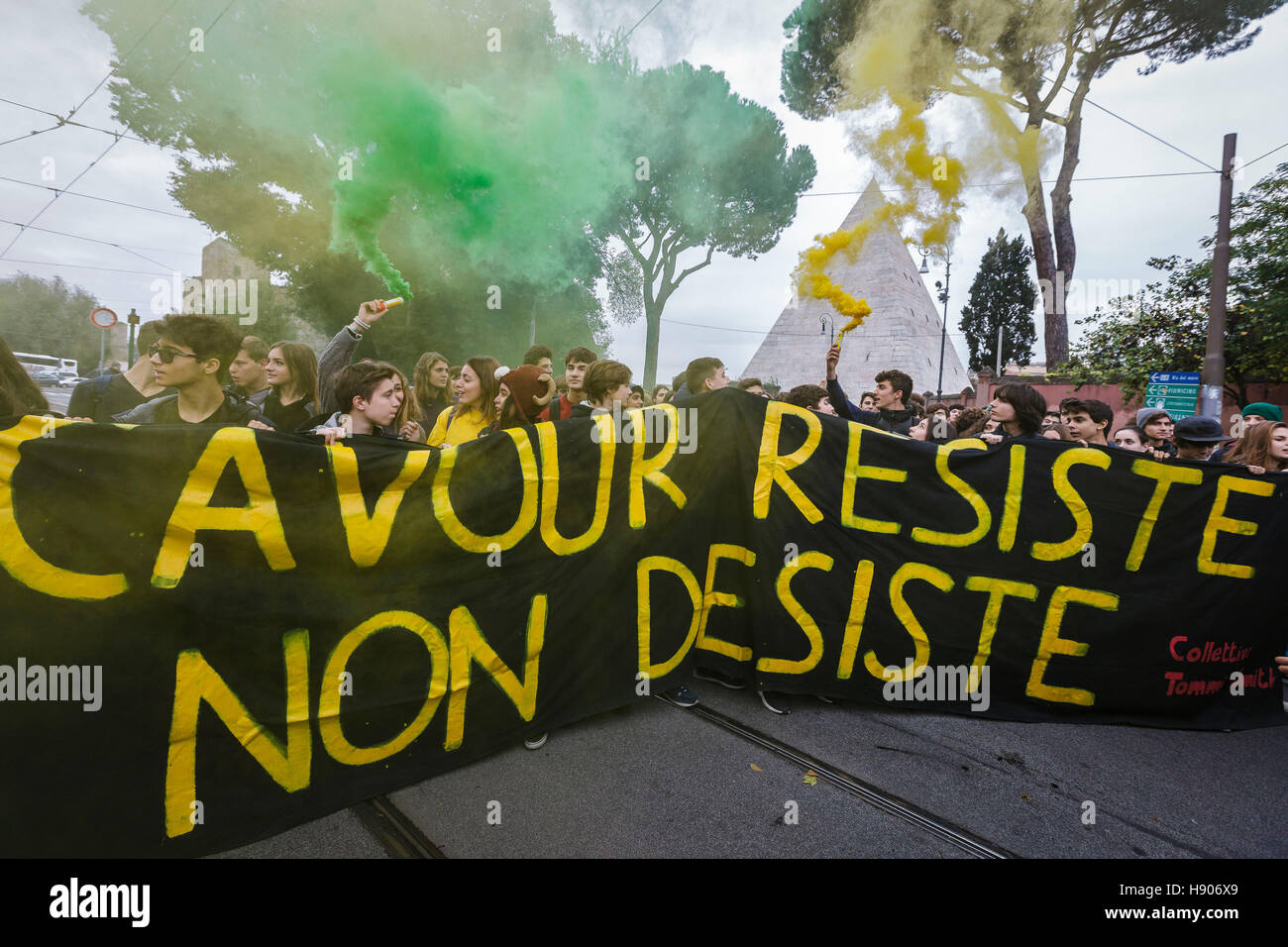 Rom, Italien. 17. November 2016. Tausende von Studenten zu ergreifen, um die Straßen, um das International Students Protest gegen Premierminister Matteo Renzi anlässlich der 'guten Schule' Bildungsreform und um zu Fragen, Richtlinien für das Recht auf Bildung zur Erreichung kostenlose Bildung In Rom, Italien. International Students' Day ist eine internationale Beachtung der Studentenschaft, jährlich am 17. November statt. Ursprünglich zum Gedenken an die Nazi-deutschen Erstürmung der tschechischen Hochschulen im Jahr 1939 und die anschließende Tötung und Versenden von Studenten in die Konzentrationslager. Bildnachweis: Giuseppe Ciccia/Alamy Live Stockfoto