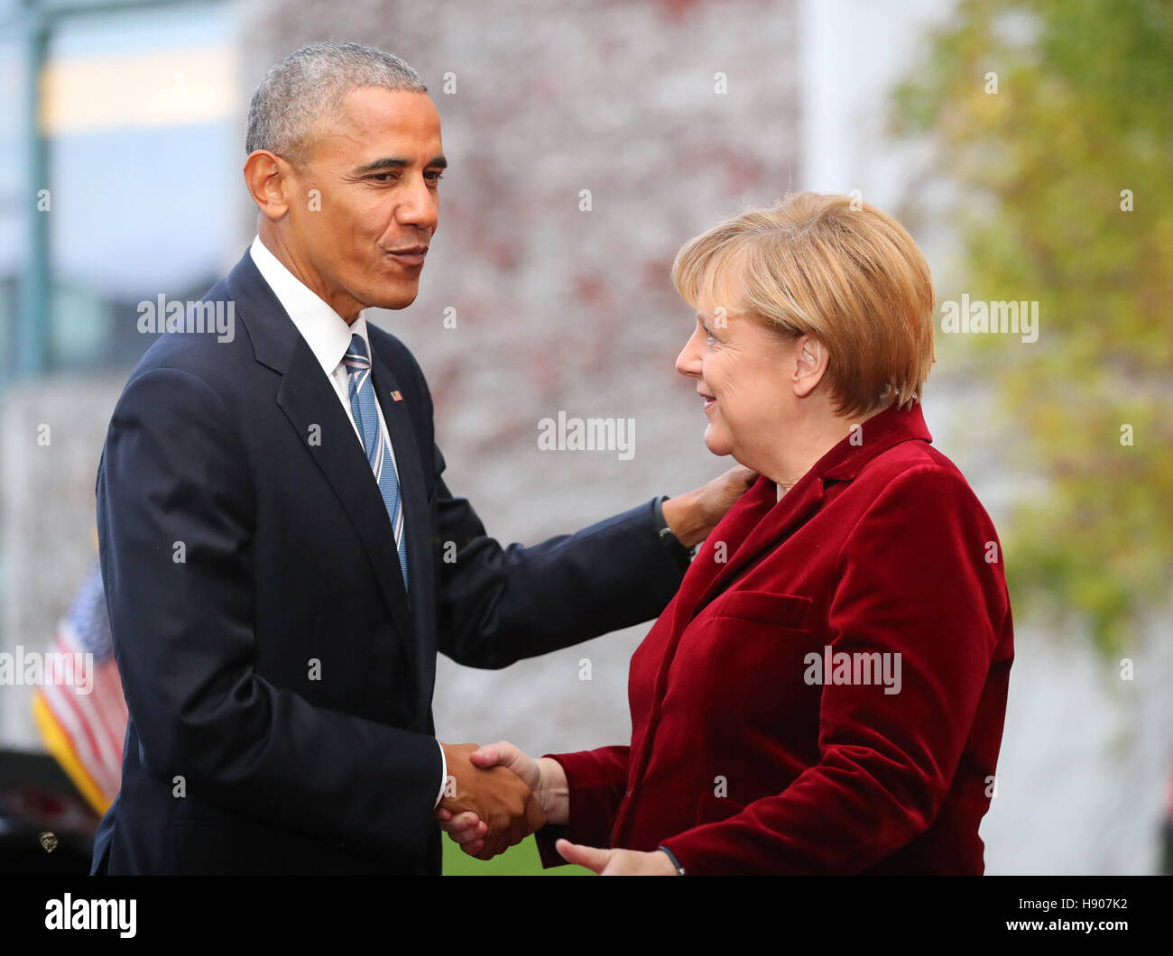 Berlin, Deutschland. 17. November 2016. US-Präsident Barack Obama wird von Bundeskanzlerin Angela Merkel vor dem Bundeskanzleramt in Berlin, Deutschland, 17. November 2016 offiziell begrüßt. Obama ist bei einem dreitägigen Besuch in der deutschen Hauptstadt. Foto: KAY NIETFELD/Dpa/Alamy Live News Stockfoto