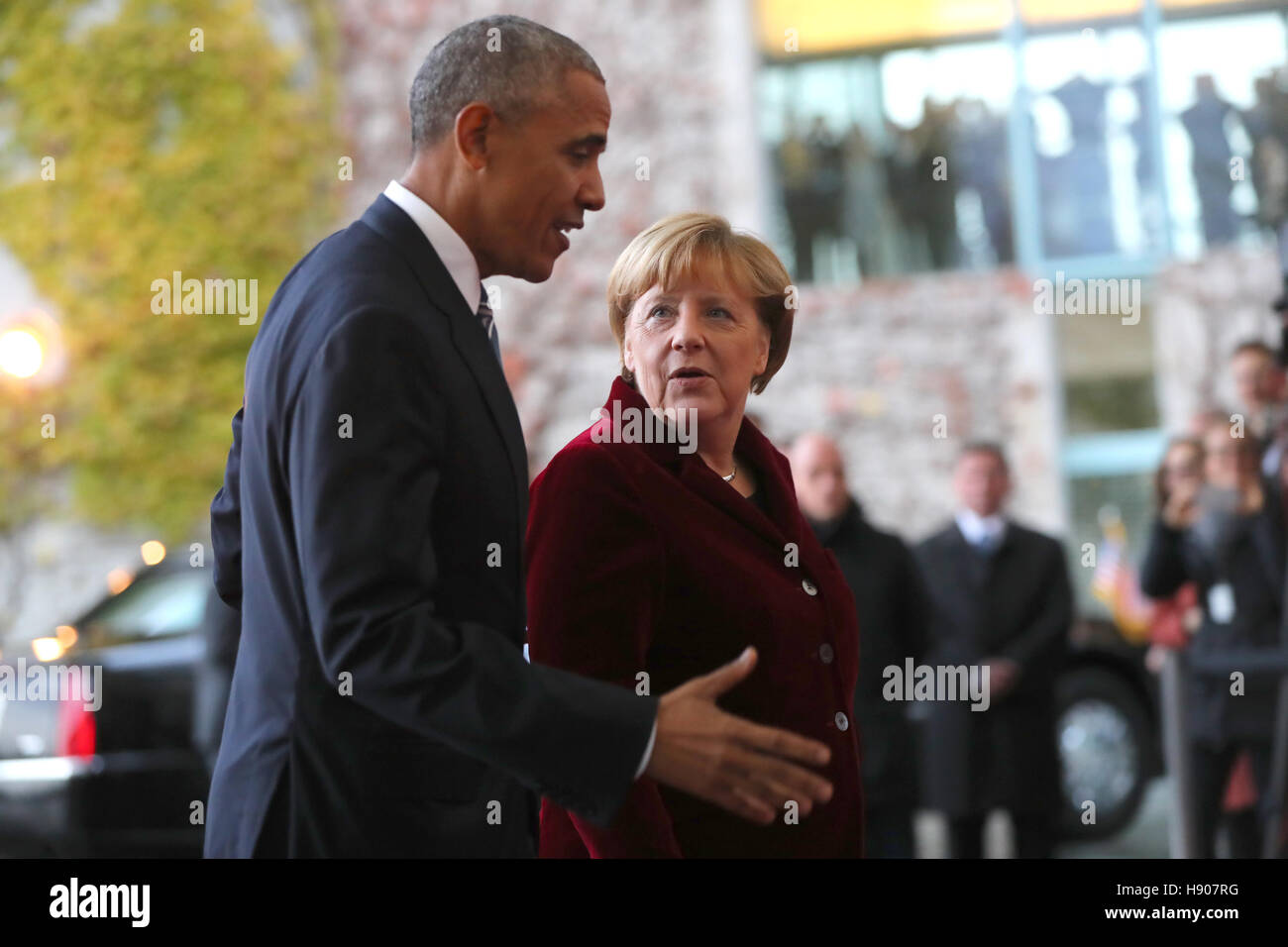 Berlin, Deutschland. 17. November 2016. US-Präsident Barack Obama wird von Bundeskanzlerin Angela Merkel vor dem Bundeskanzleramt in Berlin, Deutschland, 17. November 2016 offiziell begrüßt. Obama ist bei einem dreitägigen Besuch in der deutschen Hauptstadt. Foto: KAY NIETFELD/Dpa/Alamy Live News Stockfoto