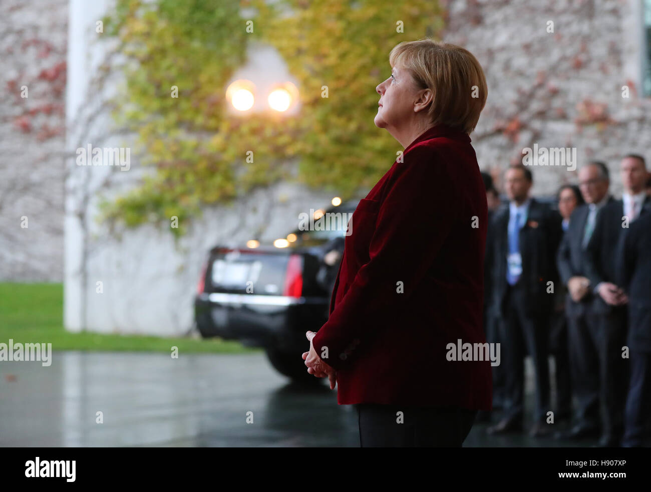 Berlin, Deutschland. 17. November 2016. Bundeskanzlerin Angela Merkel erwartet uns Präsident Barack Obama vor dem Bundeskanzleramt in Berlin, Deutschland, 17. November 2016. Obama ist bei einem dreitägigen Besuch in der deutschen Hauptstadt. Foto: KAY NIETFELD/Dpa/Alamy Live News Stockfoto