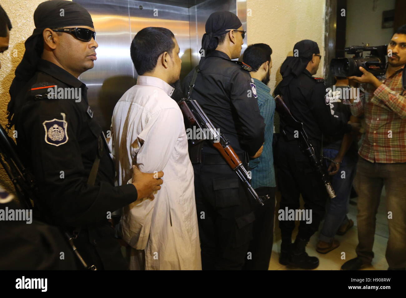 Dhaka, Bangladesch. 17. November 2016. Lawmen heute behauptete Verhaftung von fünf Aktivisten der verbotenen Jama'atul Mujahideen Bangladesh einschließlich drei hochrangige Führungskräfte aus Dhaka Uttara. Unter ihnen waren ein Trainer, ein explosives Experte und Finanzen Koordinator, sagte Mufti Mahmud Khan, Director (Medien), bei Rapid Action Battalion Headquarters, in einer Pressekonferenz in der Hauptstadt. Die Verhafteten wurden als Abdul Hakim Faridi, 40, Rajibul Islam, 29, Gazi Kamrus Salam Sohan, 27, Md Sohel Rana, 23, und Scheich Md Abu Saleh, 42, - von Sarwar-Tamim Gruppe identifiziert. Stockfoto