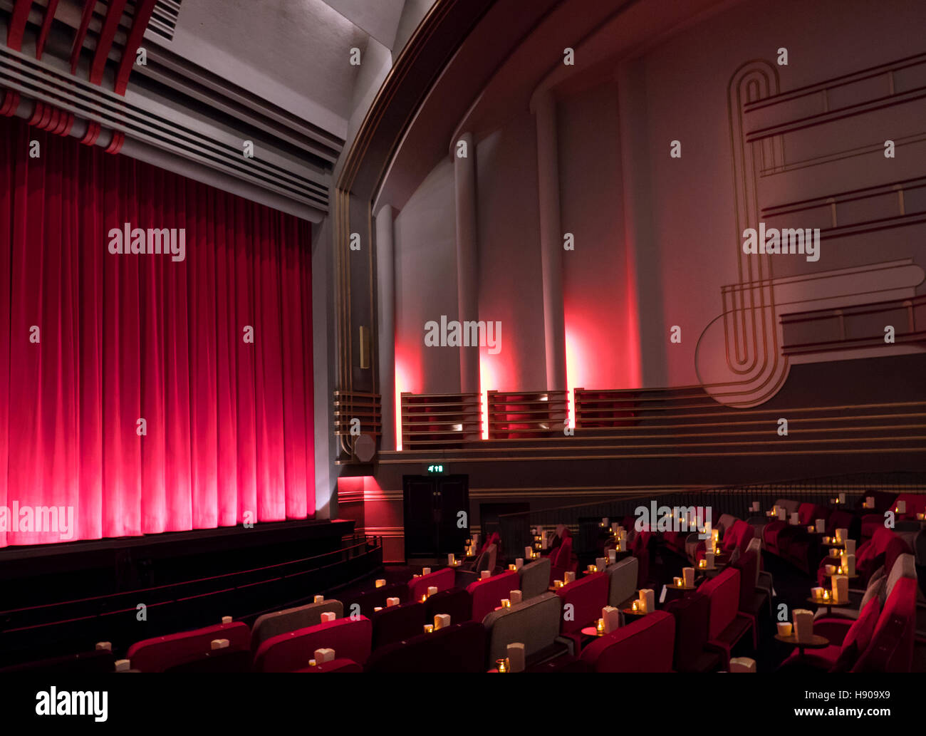 London, UK. 17. November 2016. Wiedereröffnung des Everyman Cinema Muswell Hill London UK am Abend des 17. November 2016 Credit: Martyn Goddard/Alamy Live News Stockfoto
