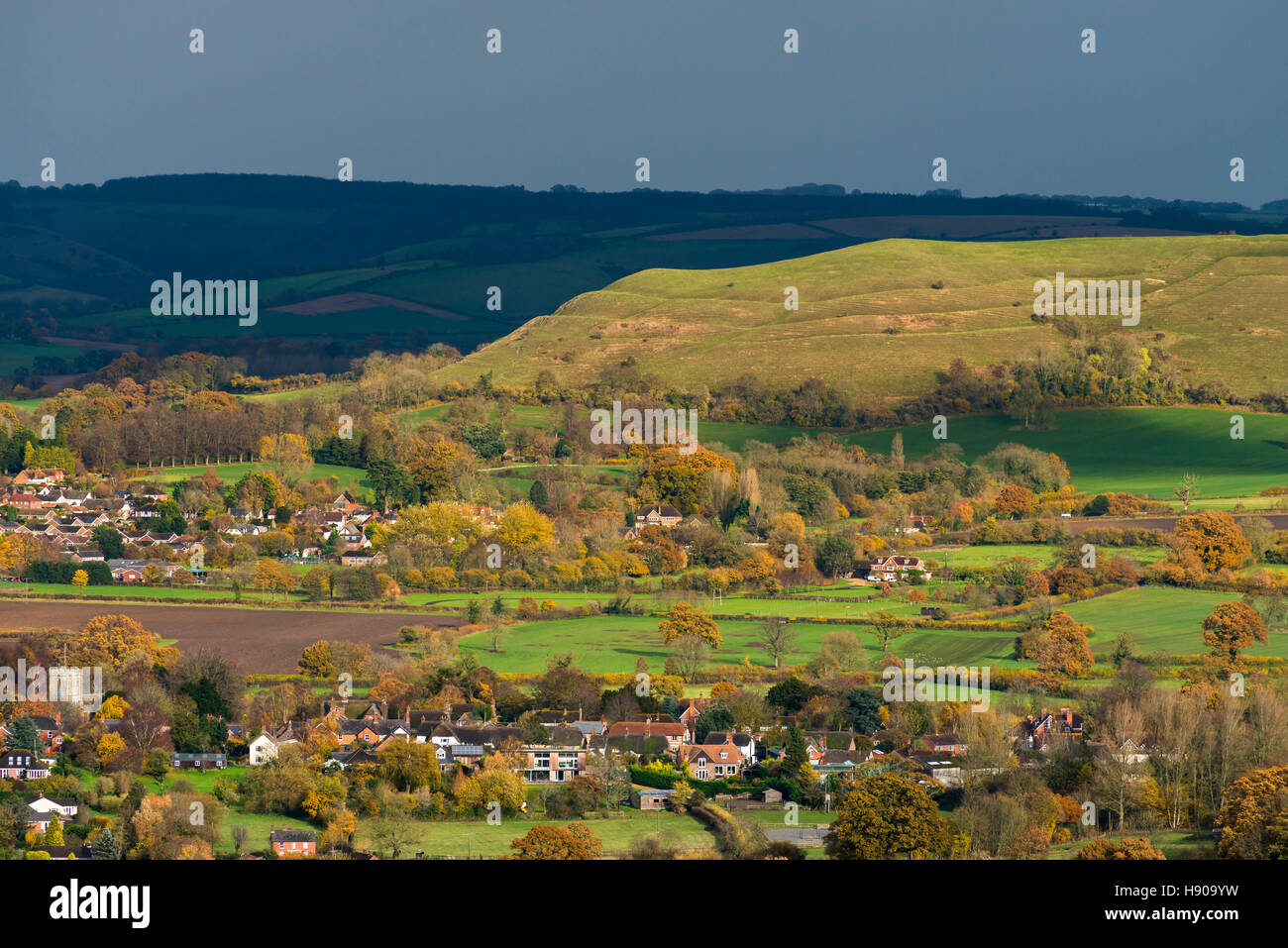 25er, Dorset, UK.  17. November 2016.  Großbritannien Wetter.  Sonnenlicht beleuchtet die prähistorischen Wallburg Hambledon Hill in der Nähe von 25er in Dorset als dunkle Wolken und eine schwere Band der Regen vorbei an einem stürmischen Herbstnachmittag.  Bild: Graham Hunt/Alamy Live-Nachrichten Stockfoto