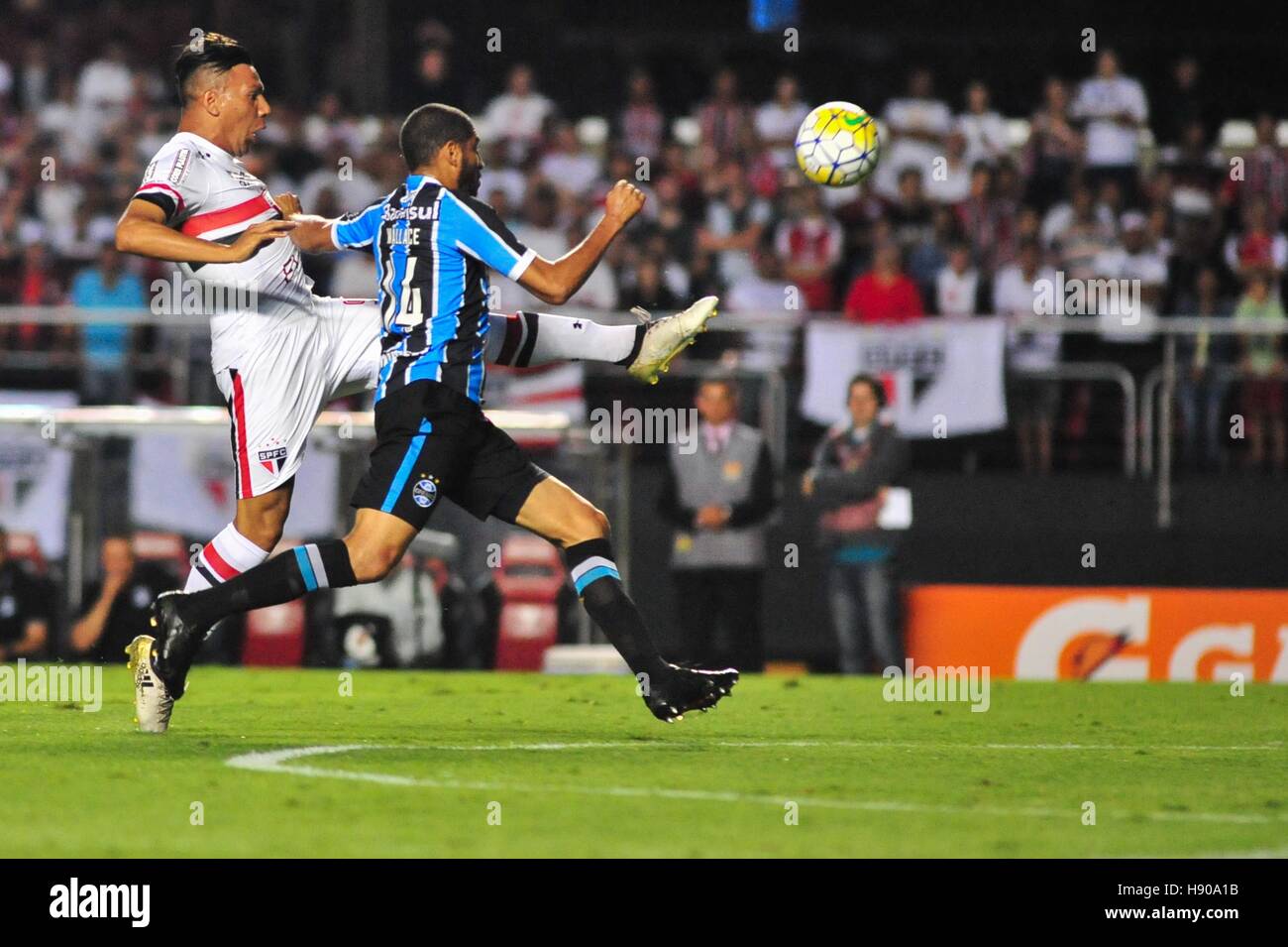 SÃO PAULO, SP - 17.11.2016: in EstÃ¡dio CÃcero Pompeu de Toledo, der EstÃ¡dio Morumbi SAO PAULO X GRÊMIO - Chavez SÃ £ o Paulo während des Spiels zwischen SÃ £ o Paulo Futebol Clube X GrÃªmio statt. Das Spiel Ã © vÃ¡lida der TRIGA © Sima fünfte Runde von der brasilianischen £ 2016 Chevrolet. (Foto: Maurício Rummens/Fotoarena) Stockfoto