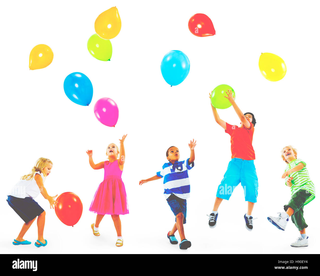 Glückliche multiethnischen Kinder Luftballons zusammen zu spielen Stockfoto