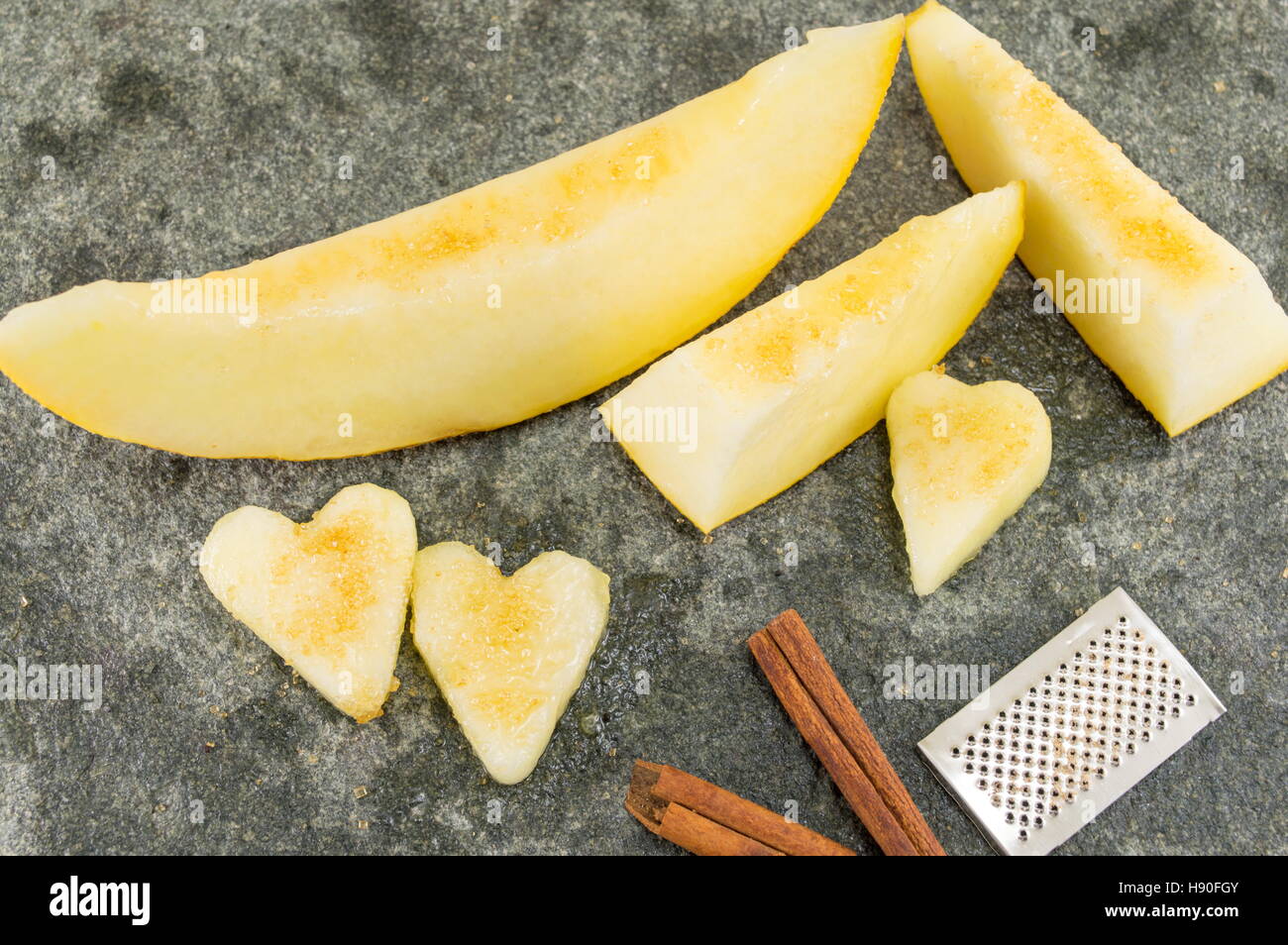 Frische Melone FRUCHTSCHEIBEN auf einem Steintisch Stockfoto