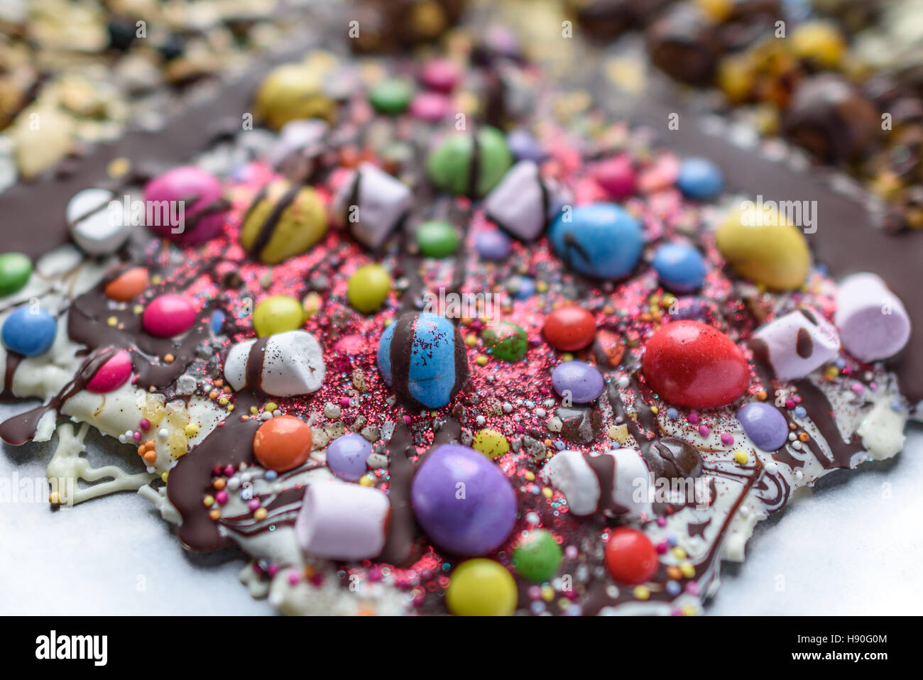 Eine Auswahl an Süßigkeiten und Schokolade Topping auf Platte. Stockfoto