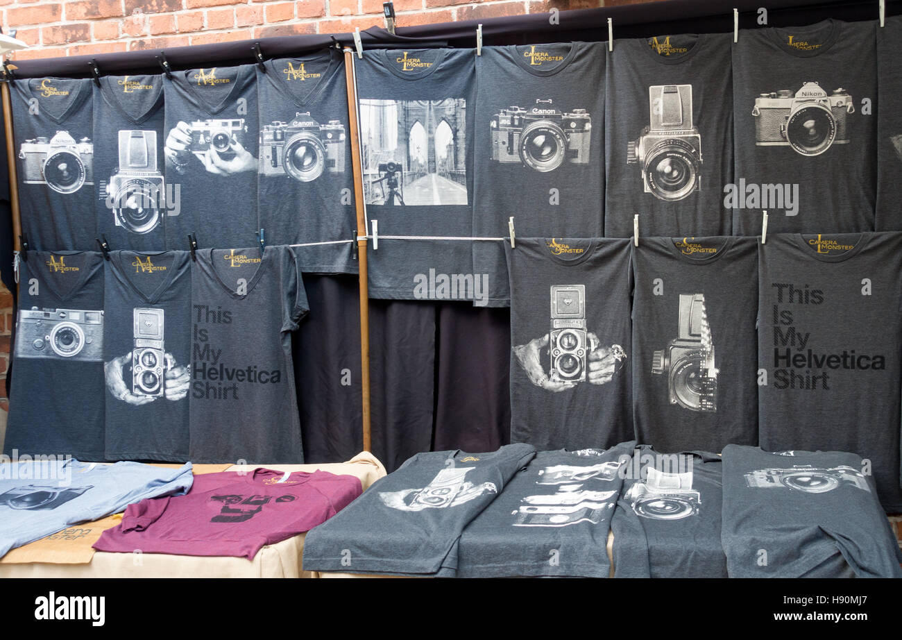 T-Shirts mit Kameras abgebildet zum Verkauf in New York City Stockfoto