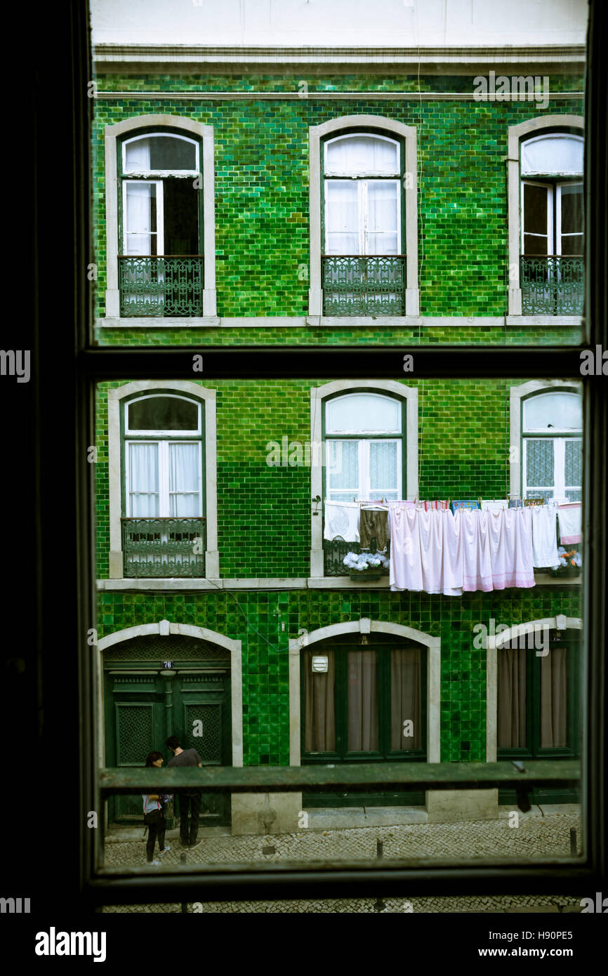 Schöne und charakteristische Fassaden mit Azulejos. Lissabon, Portugal Stockfoto