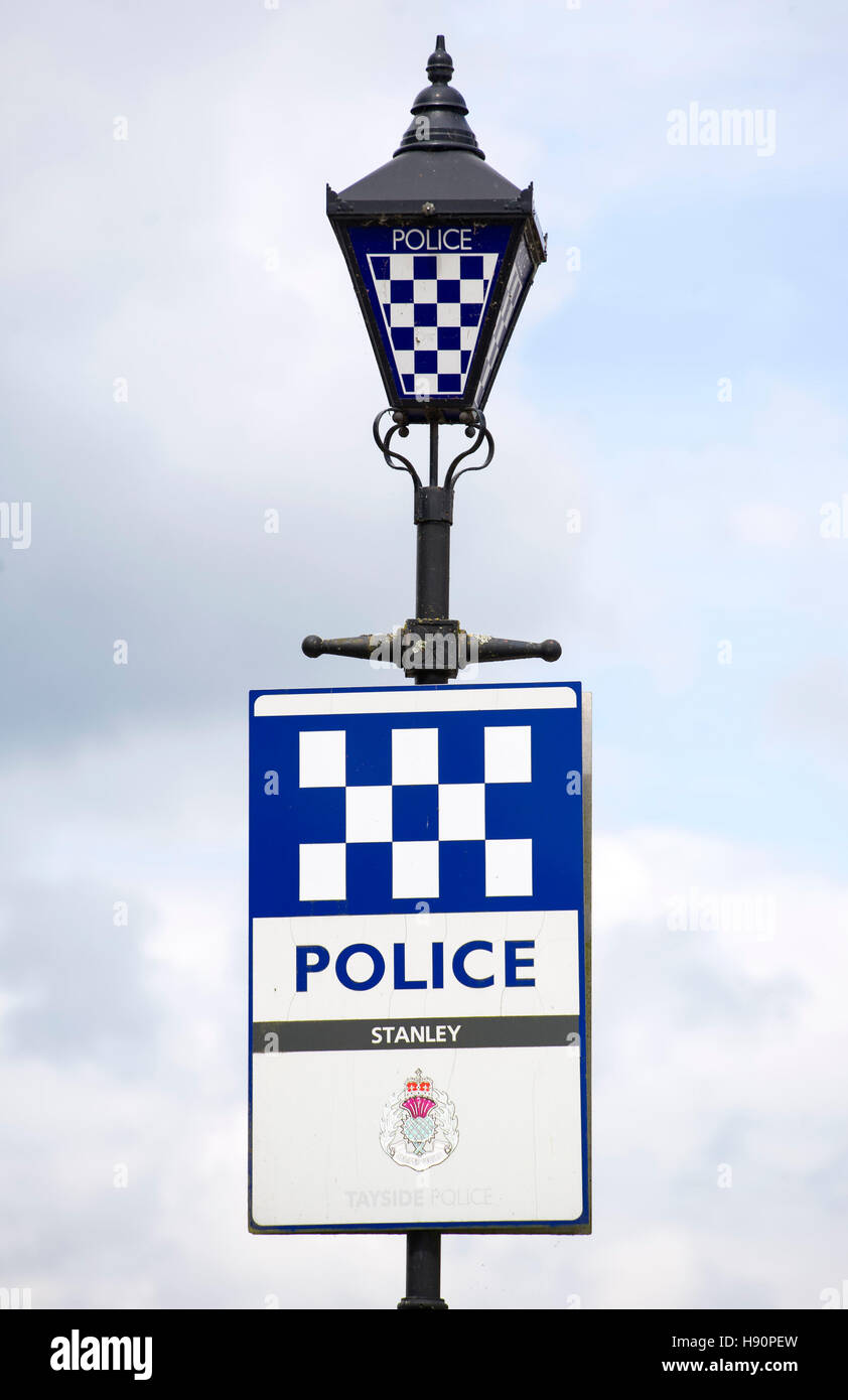 Im alten Stil, Polizei anmelden Lampost außerhalb, Stanley Polizeistation, Stanley Dorf, Perthshire, Schottland Stockfoto