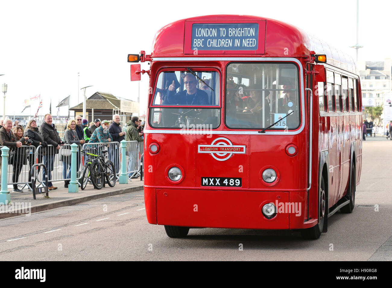 Ken Bruce treibt eine rot gefärbte Veteran Bus in den 2016 London nach Brighton Veteran Car Run Stockfoto