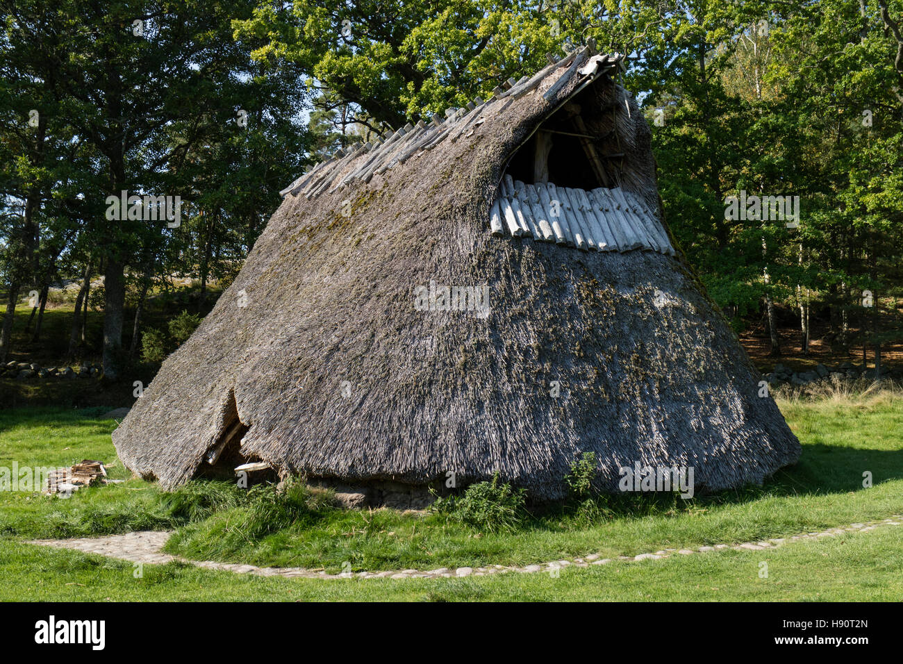 Replik eines alten Bauernhauses aus dem Bronze Jahrhundert in Tanum World Heritage Center, Schweden Stockfoto