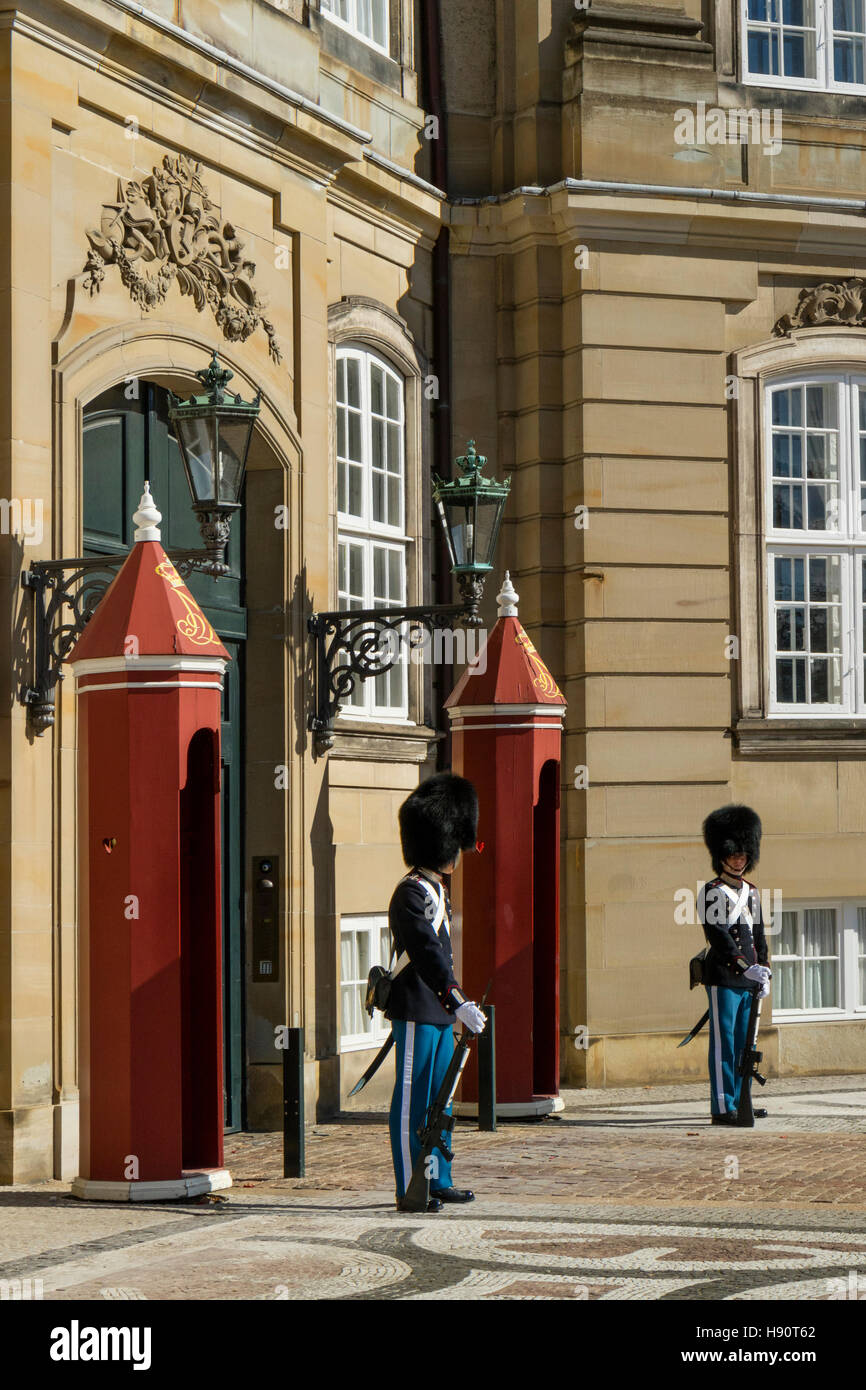 Wachablösung am königlichen Schloss Amalienborg, Kopenhagen, Dänemark, Skandinavien, Europa Stockfoto