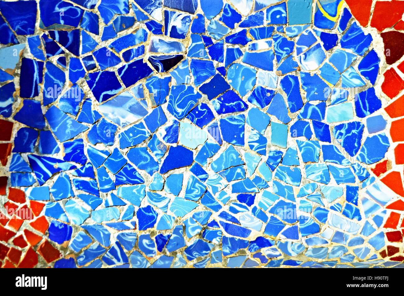 Rote und blaue Mosaik erstellt von Gaudí Stockfoto