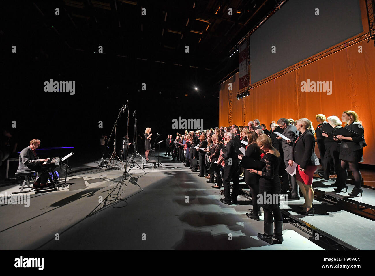 Die Rolling Stones Dirigent und Musik Direktor Suzi Digby führt verursacht eine Gruppe von Politikern und Mitgliedern des Royal Opera House Thurrock Community Chorus aufzunehmen eine Charity-Single für die Jo Cox-Stiftung im Backstage Centre in Purfleet, Essex, die einzigen, die im nächsten Jahr erscheinen wird, um die Einführung der Stiftung Jo Cox - eine Wohltätigkeitsorganisation, die Beschaffung von Mitteln für Feiern in der Nähe der späten Batley und Spen MP. Stockfoto