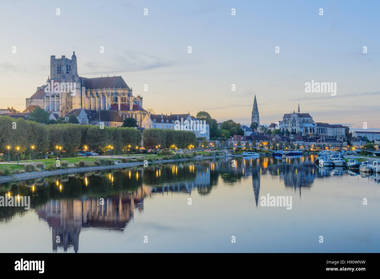 Blick auf den Sonnenuntergang des Flusses Yonne mit Booten, die Kathedrale (Kathedrale Saint-Etienne), die Abtei von Saint-Germain, einheimische und Besucher, in Auxerre, Bur Stockfoto