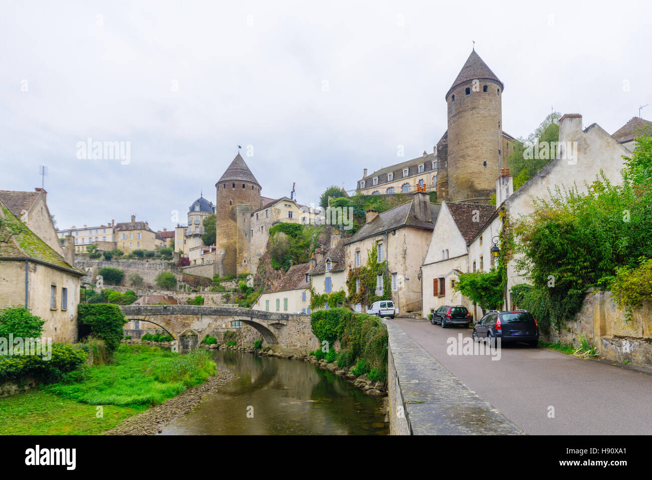 Blick auf den mittelalterlichen Befestigungen von Semur-En-Auxois, Burgund, Frankreich Stockfoto