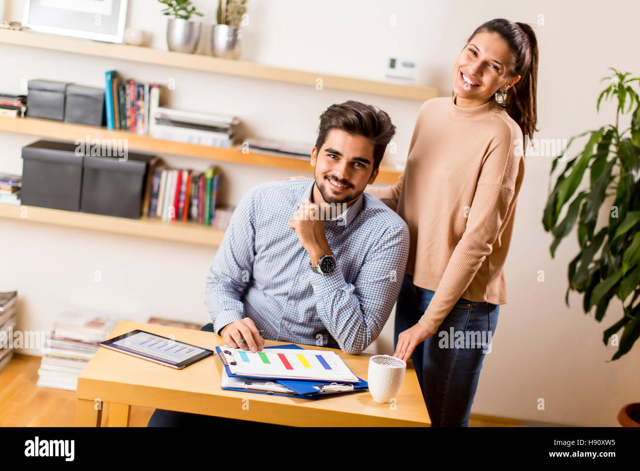 Junges Unternehmen paar Analyse der Geschäftsergebnisse Stockfoto