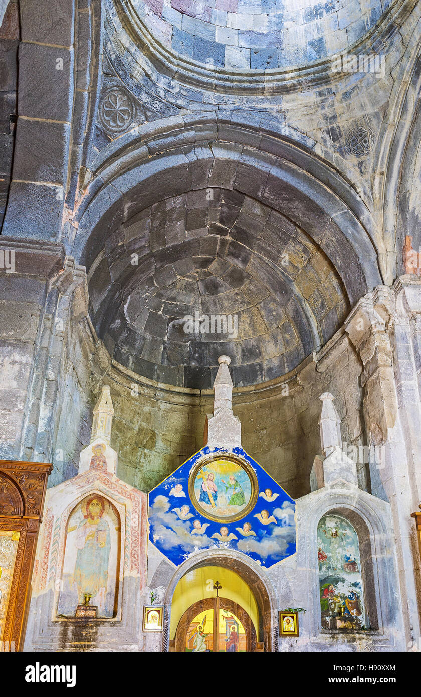 Der Innenraum der Kirche Tsminda Sameba (Heilige Dreifaltigkeit) mit alten erhaltenen geschnitzt Dekore und renoviert Symbole Stockfoto