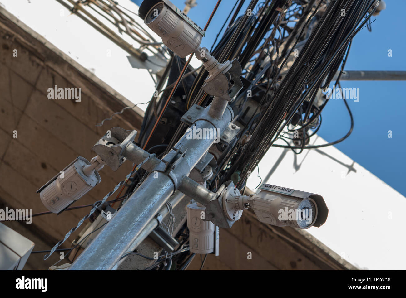 CCTV Kamera Sicherheit und dem Chaos von Kabeln und Leitungen auf jeder Straße in Bangkok, Thailand Stockfoto