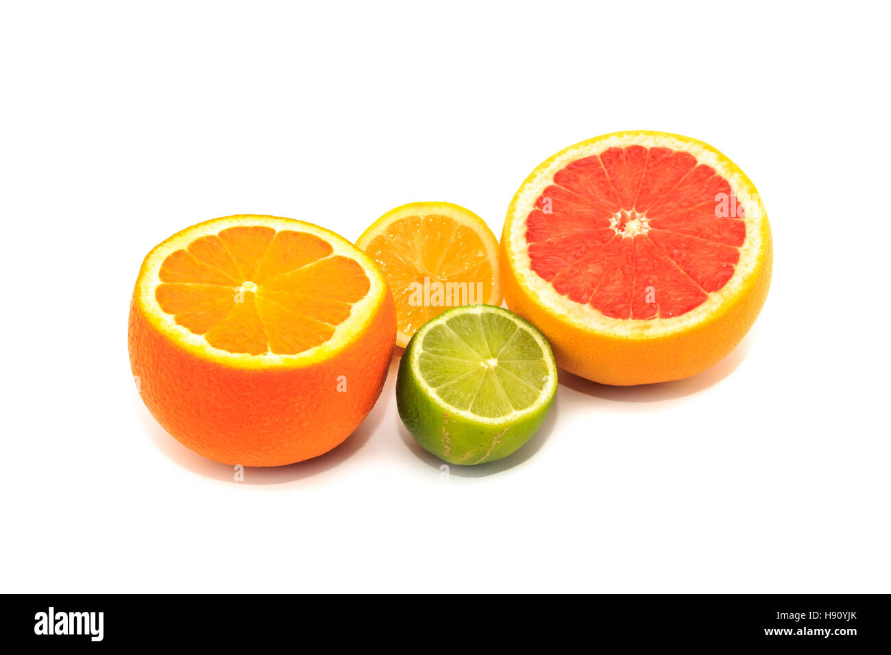 Schneiden von Zitrusfrüchten, Orange, Pink Grapefruit, Zitrone und Limette isoliert auf weißem Hintergrund Stockfoto