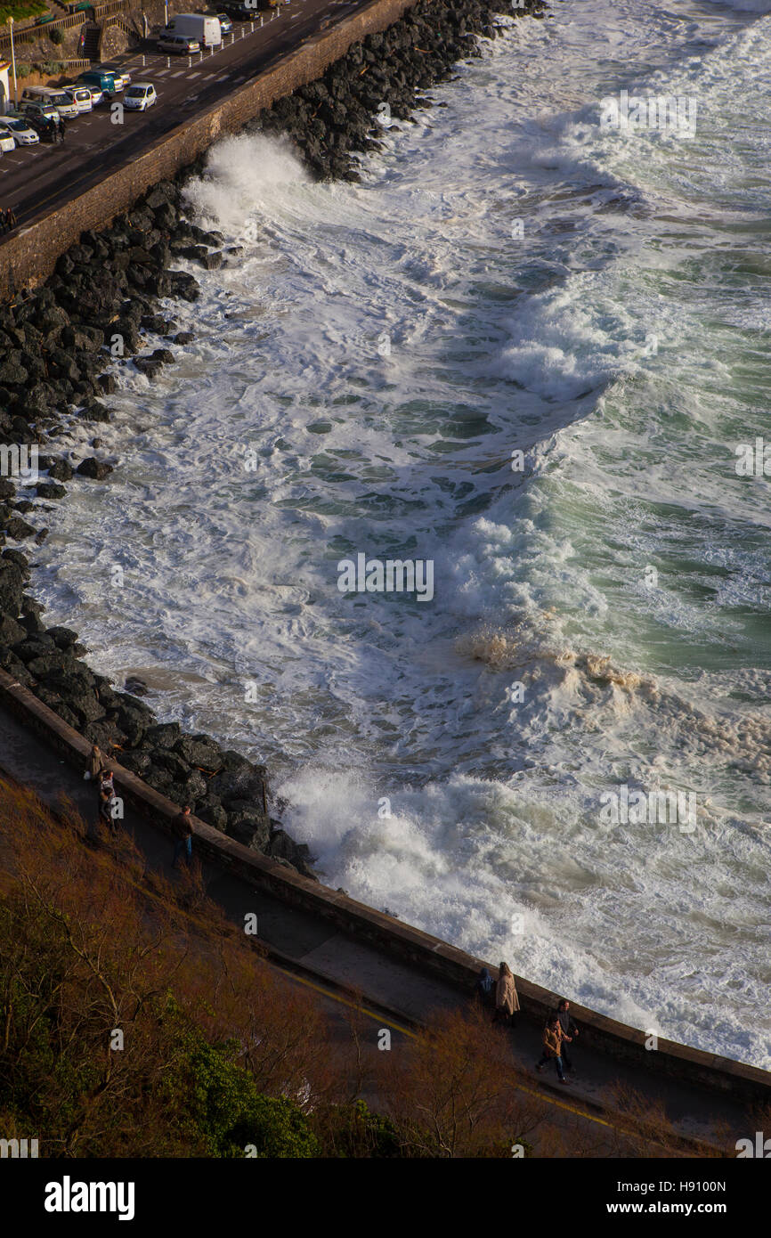 Wellen des Atlantiks lash Boulevard de Prince de Galles in der Resort Biarritz in der baskischen Region von Frankreich, März 2013 Stockfoto