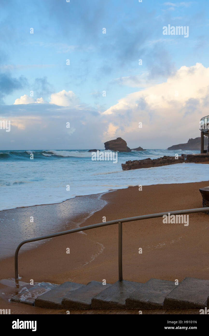 Wellen des Atlantiks Peitschen die Resort Biarritz in der baskischen Region von Frankreich, März 2013 Stockfoto