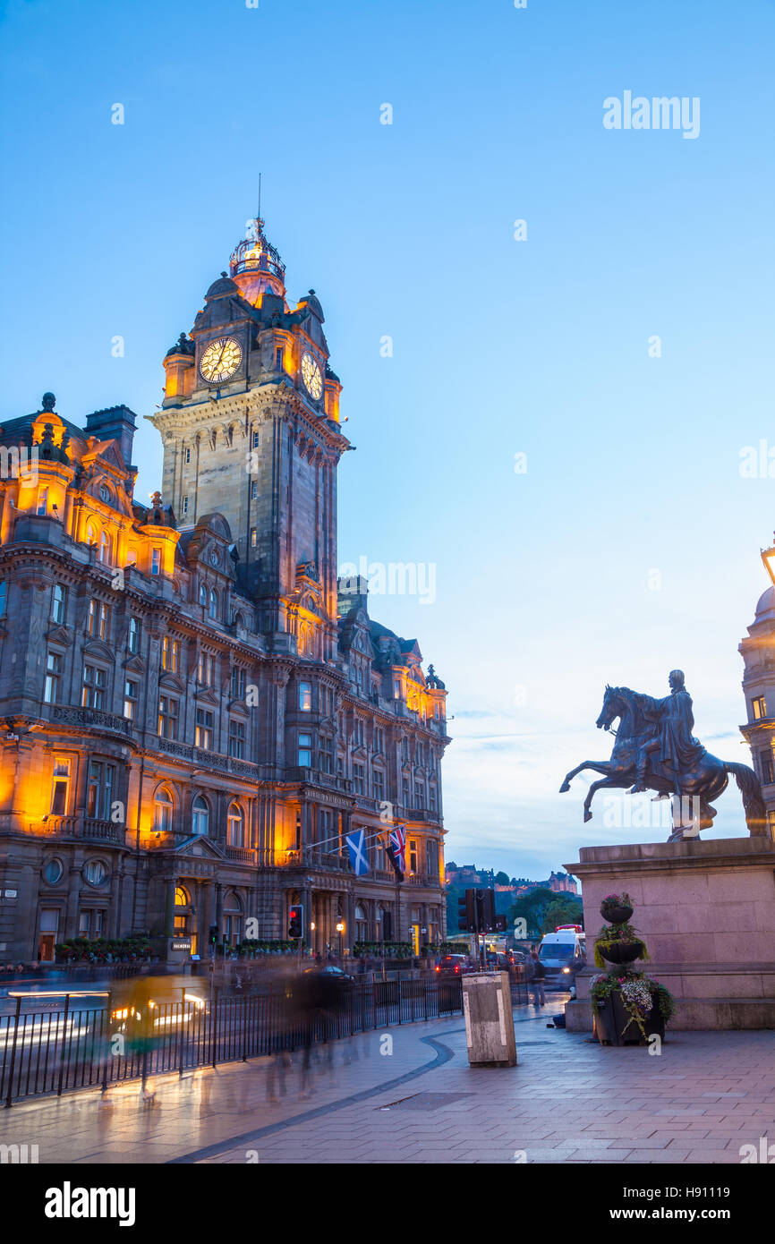 Das Balmoral Hotel mit der Statue des Herzogs von Wellington auf Princes Street Edinburgh Schottland. Stockfoto