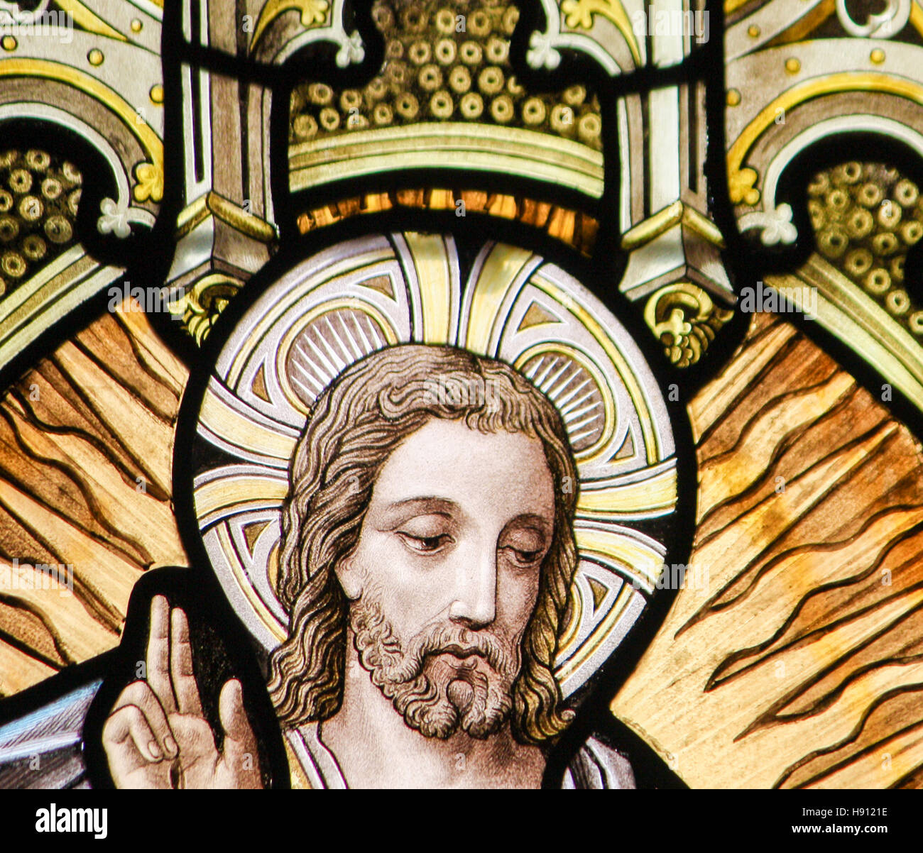 Glasmalerei-Fenster Darstellung der Himmelfahrt Christi in der Kirche Alsemberg, Belgien. Stockfoto