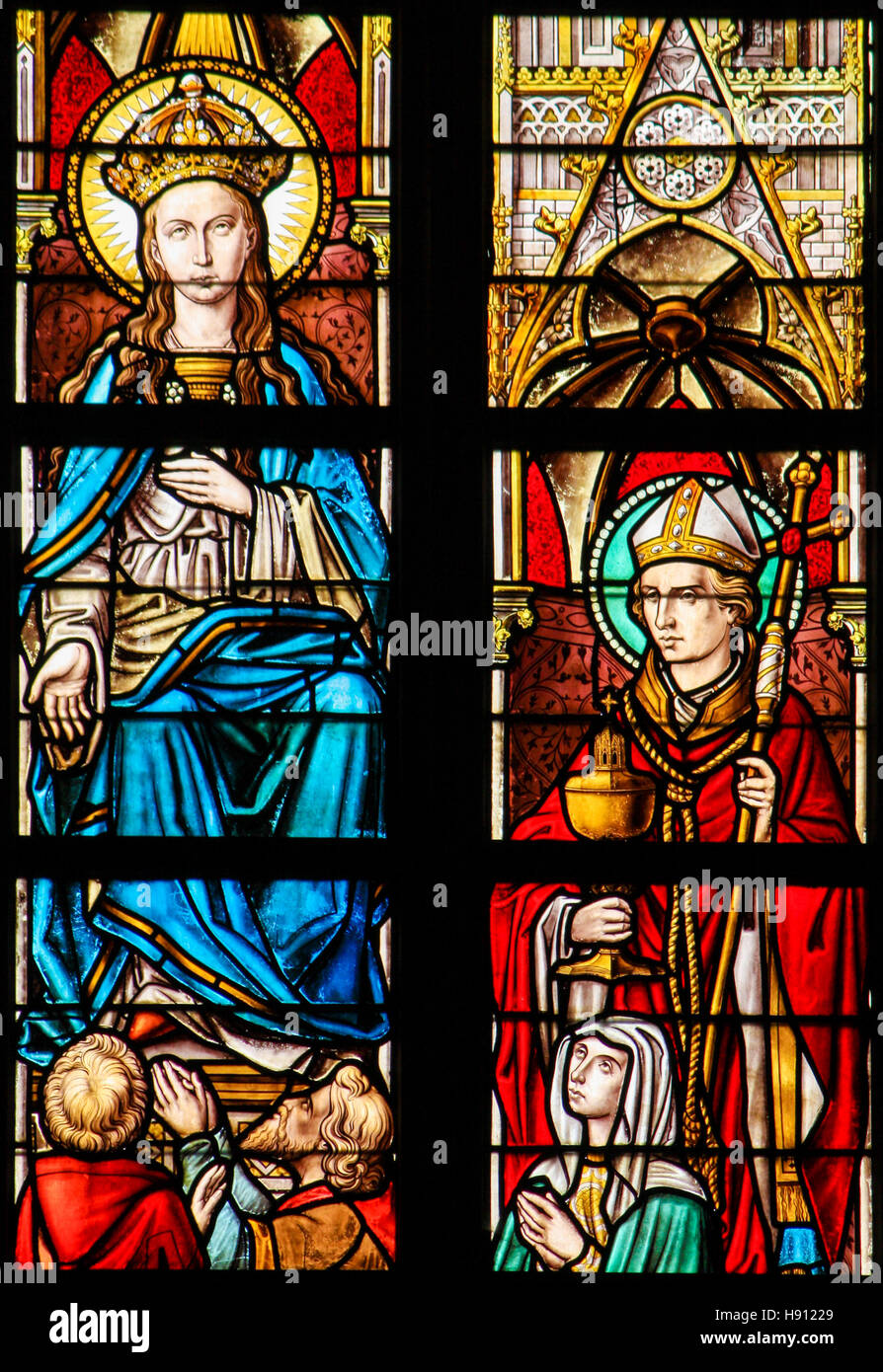 Glasmalerei-Fenster Darstellung Mutter Mary und Heilige im Himmel in der Kirche Alsemberg, Belgien. Stockfoto