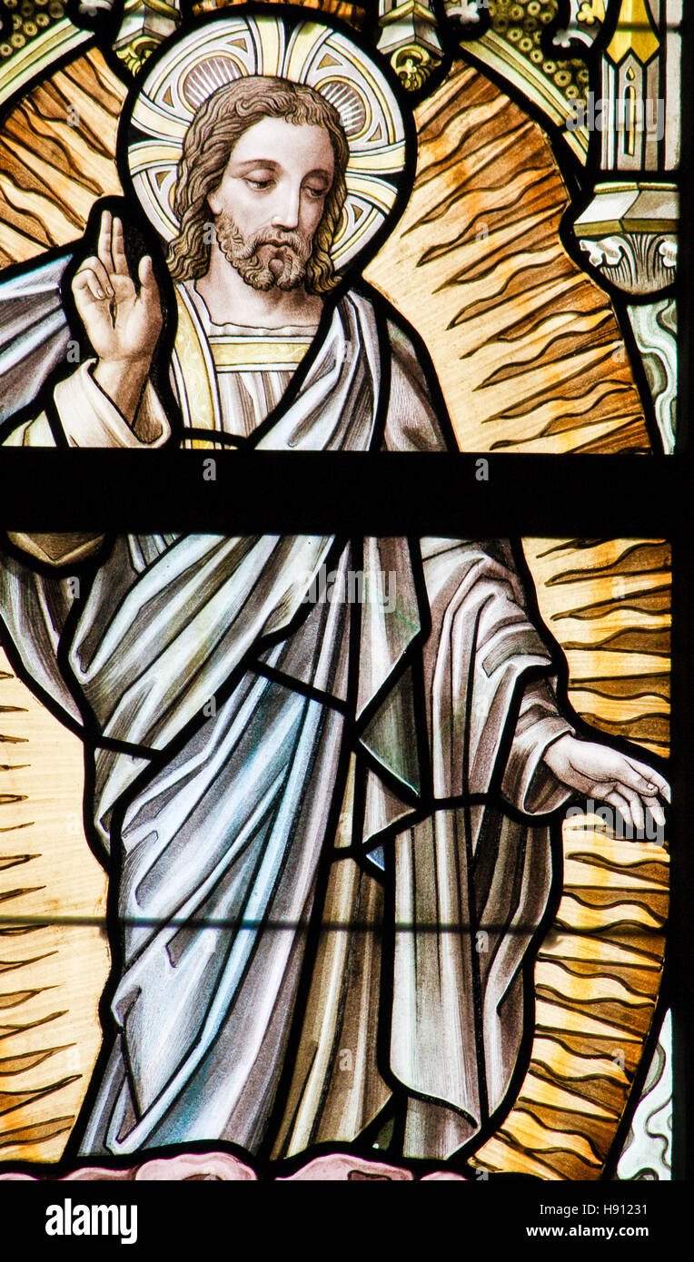 Glasmalerei-Fenster Darstellung der Himmelfahrt Christi in der Kirche Alsemberg, Belgien. Stockfoto