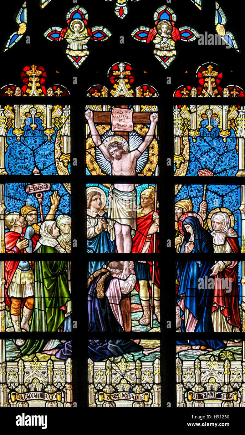 Glasmalerei-Fenster Darstellung von Jesus am Kreuz am Karfreitag in der Kirche Alsemberg, Belgien. Stockfoto