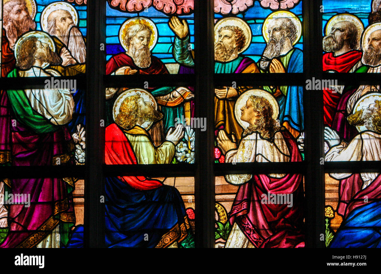 Glasmalerei-Fenster Darstellung der zwölf Apostel von Jesus in der Kirche Alsemberg, Belgien. Stockfoto