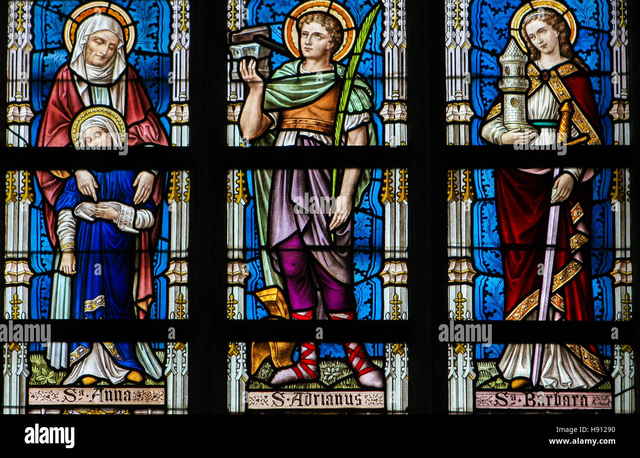 Glasmalerei-Fenster Darstellung Heiligen Ana, Adrian und Barbara in der Kirche Alsemberg, Belgien. Stockfoto