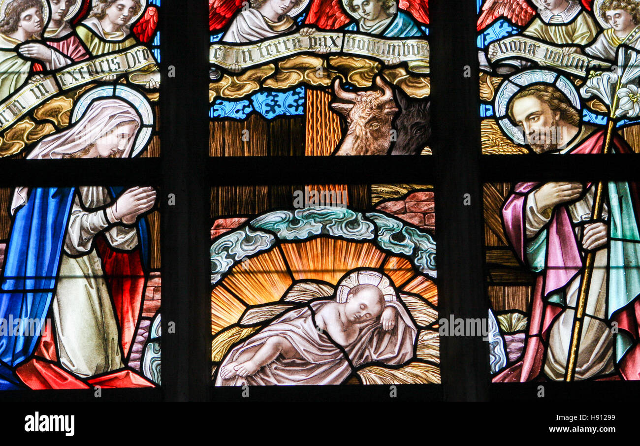 Glasmalerei-Fenster Darstellung eine Krippe zu Weihnachten in die Kirche Alsemberg, Belgien. Stockfoto