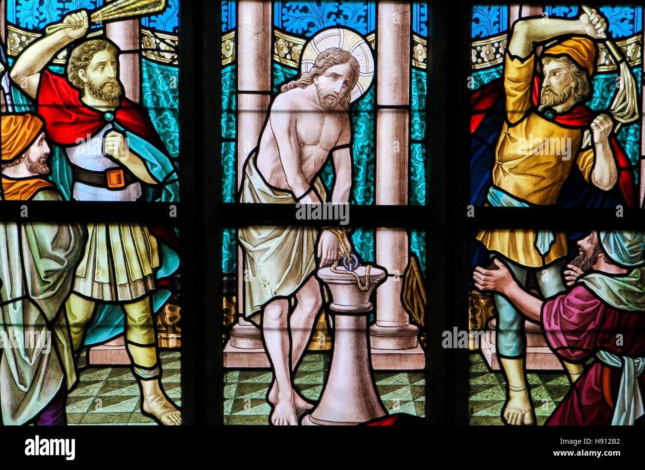Glasmalerei-Fenster Darstellung der Geißelung Jesu am Karfreitag in der Kirche Alsemberg, Belgien. Stockfoto