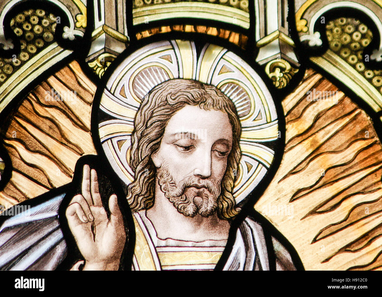 Glasmalerei-Fenster Darstellung der Himmelfahrt Christi in der Kirche Alsemberg, Belgien. Stockfoto