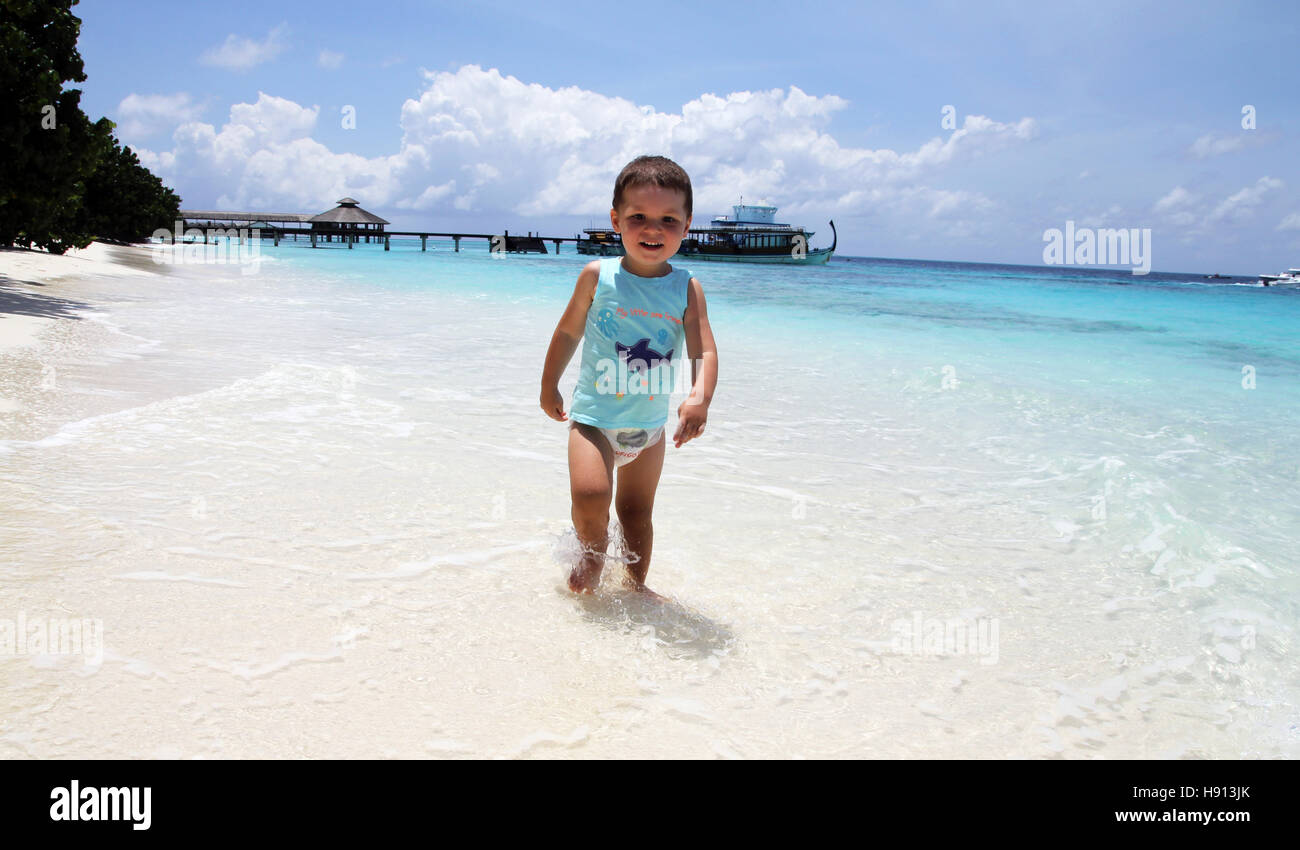 3 Jahre altes Kind am Strand auf den Malediven Insel weißen Sand blau des Ozeans Stockfoto