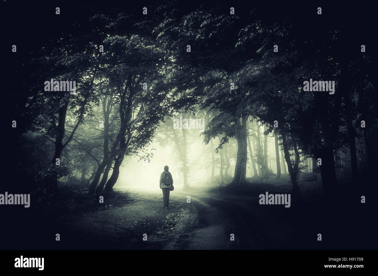 beängstigend Waldlandschaft mit Mann auf dunklen Pfad Stockfoto