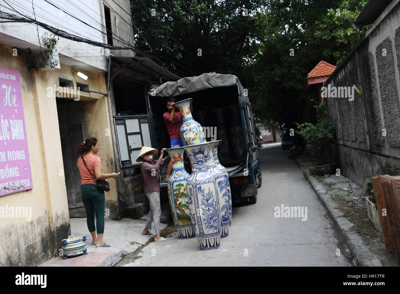 Den Transport von großen Vasen in Bat Trang Keramik Dorf. Stockfoto