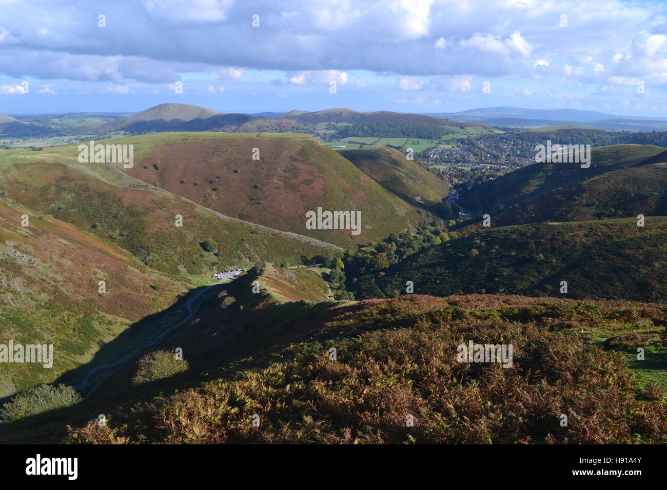 Blick von Long Mynd, in Carding Mill Valley in Church Stretton, Shrewsbury, Shropshire, Großbritannien Stockfoto