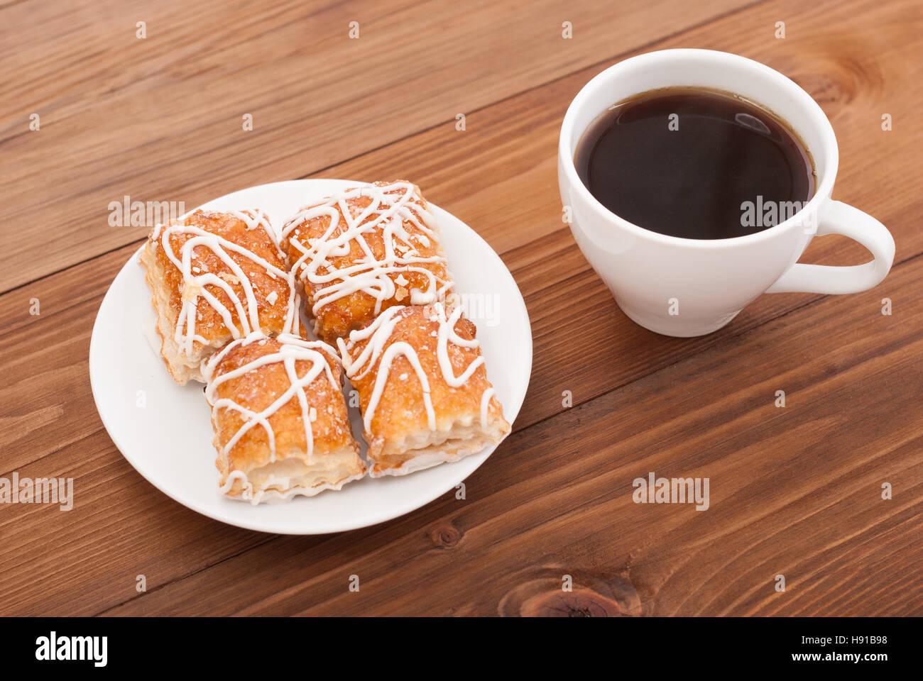 Süße Glasur Kekse und eine Tasse Kaffee. Stockfoto