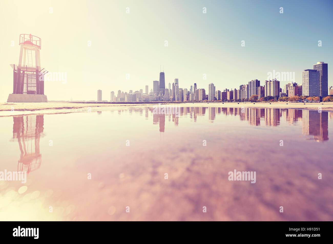 Retro getönten Sonnenaufgang in Chicago Skyline der Stadt spiegelt sich in einer Pfütze, USA. Stockfoto