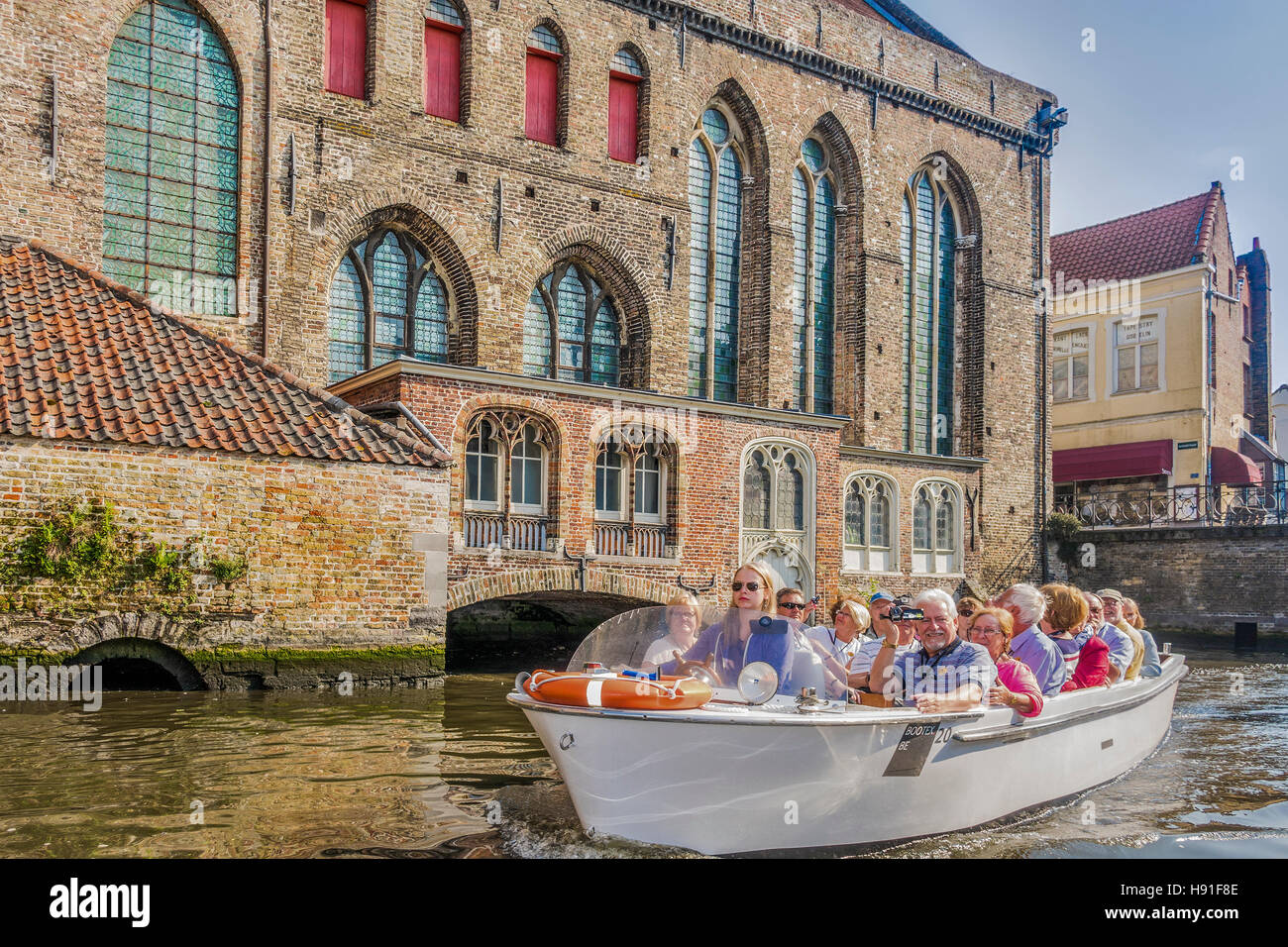 Touristenboot Reisen entlang dem Kanal Brügge Belgien Stockfoto