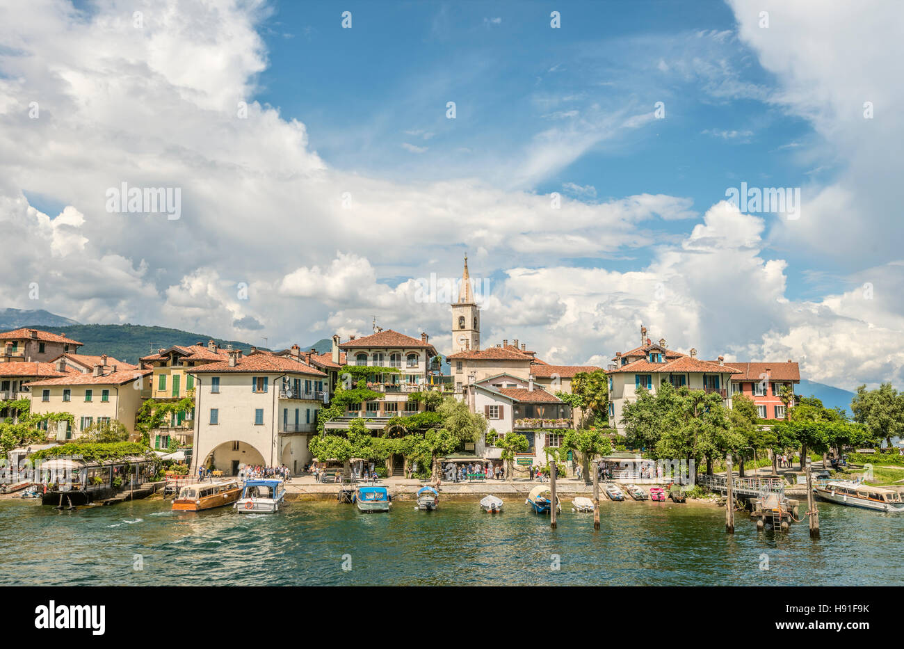 Am Ufer der Isola dei Pescatori am Lago Maggiore, vom See aus gesehen, Piemont, Italien Stockfoto