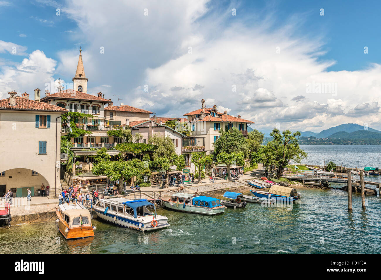 Am Ufer der Isola dei Pescatori am Lago Maggiore, vom See aus gesehen, Piemont, Italien Stockfoto